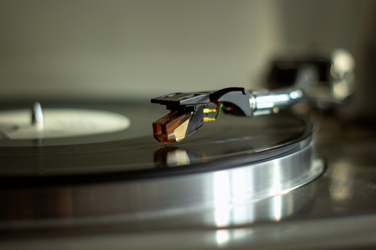 Creating a Vintage Wooden Record Player: A Guide